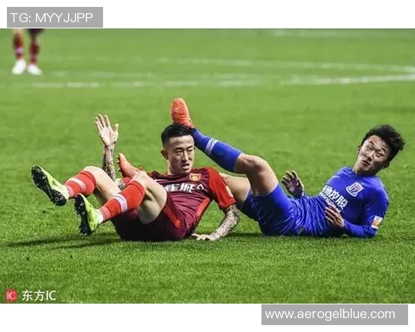 足球明星因意外左手骨折将缺席多场比赛球迷纷纷表示惋惜与关心